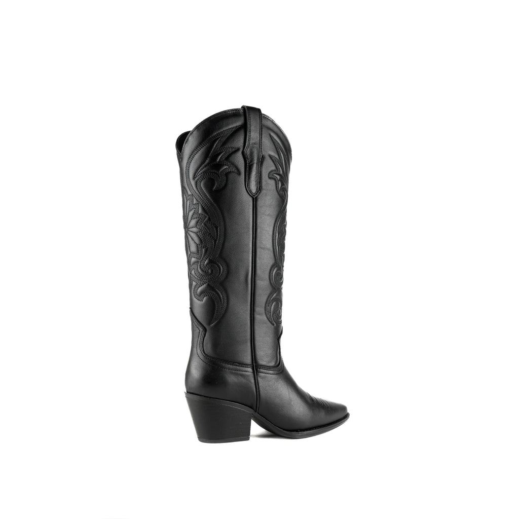 El estilo cowboy nunca pasará de moda! Ponte a la moda con la Bota Sandy piel negra. Diseñada con materia de primera calidad, esta bota western será tu mejor aliado para lucir con estilo. Sentirás la comodidad de la piel en tu piel para una experiencia excepcional.