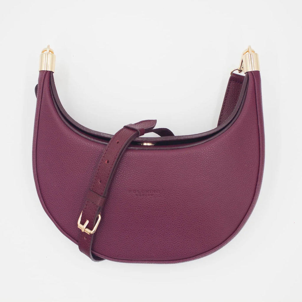 Camelia: La pieza más versátil

Se diseñó Camelia para ser esa bolsa que se adapta a cualquier plan. Es best seller porque te ofrece 3 formas de uso en una sola pieza:

Cruzada: Con su strap largo para los días de movimiento.

Al hombro: Con su asa trenzada a mano, el detalle artesanal que la hace única.

Efecto "Dumpling": Usa el ganchito interno para darle esa forma orgánica y compacta que tanto nos gusta.