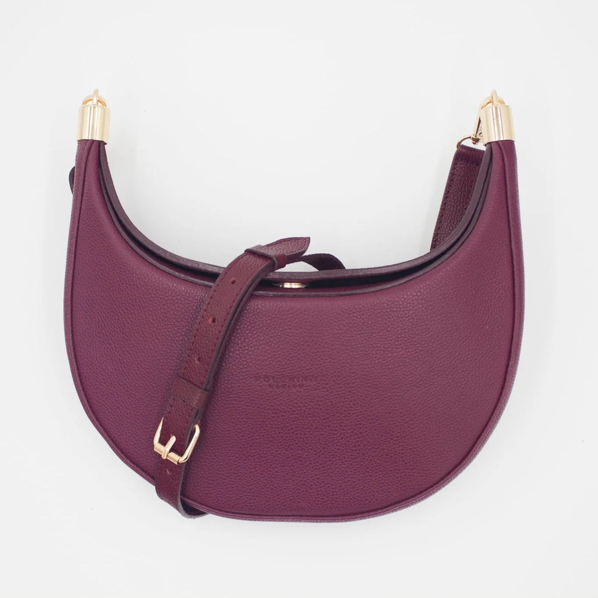 Camelia: La pieza más versátil

Se diseñó Camelia para ser esa bolsa que se adapta a cualquier plan. Es best seller porque te ofrece 3 formas de uso en una sola pieza:

Cruzada: Con su strap largo para los días de movimiento.

Al hombro: Con su asa trenzada a mano, el detalle artesanal que la hace única.

Efecto "Dumpling": Usa el ganchito interno para darle esa forma orgánica y compacta que tanto nos gusta.