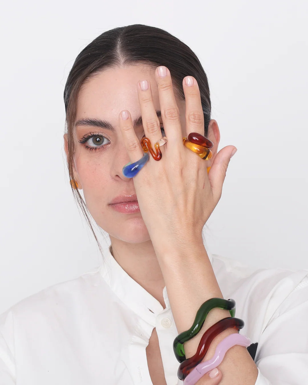 Esto es vidrio, pero no como te lo imaginas. Colores intensos, formas orgánicas, anillos y cadenas contundentes que parecen frágiles, pero se niegan a romperse. Cada pieza está hecha a mano, haciendo que cada curva y cada burbuja sean únicas.
Es divertido, es atrevido, es irreverente.