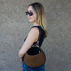 Camelia: La pieza más versátil

Se diseñó Camelia para ser esa bolsa que se adapta a cualquier plan. Es best seller porque te ofrece 3 formas de uso en una sola pieza:

Cruzada: Con su strap largo para los días de movimiento.

Al hombro: Con su asa trenzada a mano, el detalle artesanal que la hace única.

Efecto "Dumpling": Usa el ganchito interno para darle esa forma orgánica y compacta que tanto nos gusta.