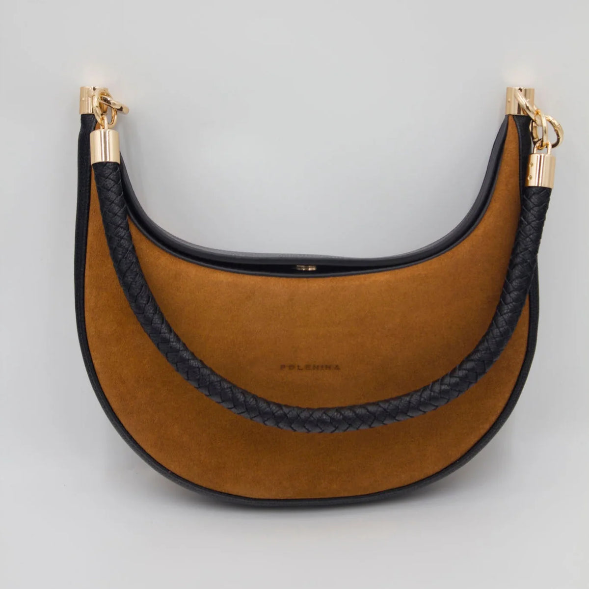 Camelia: La pieza más versátil

Se diseñó Camelia para ser esa bolsa que se adapta a cualquier plan. Es best seller porque te ofrece 3 formas de uso en una sola pieza:

Cruzada: Con su strap largo para los días de movimiento.

Al hombro: Con su asa trenzada a mano, el detalle artesanal que la hace única.

Efecto "Dumpling": Usa el ganchito interno para darle esa forma orgánica y compacta que tanto nos gusta.