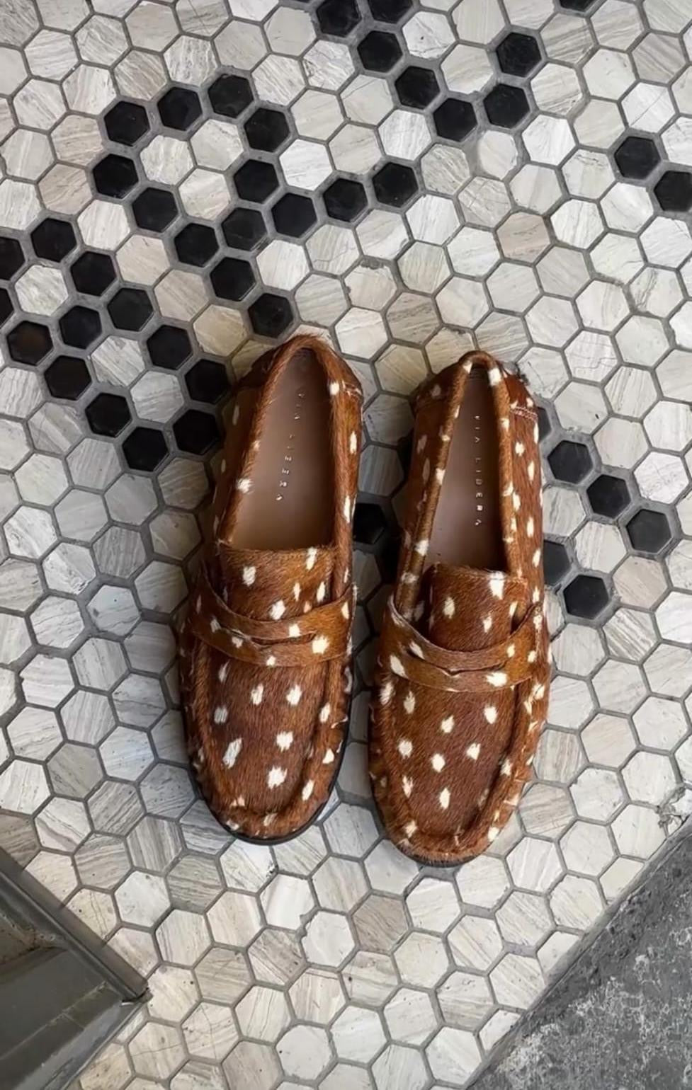 Deslízate en la comodidad con nuestro mocasín de piel, el compañero perfecto para cualquier ocasión. Suave al tacto y diseñado para adaptarse a tu estilo, este zapato versátil te acompaña desde la oficina hasta una salida casual. La piel de calidad garantiza durabilidad y elegancia en cada paso. ¡Porque la moda no tiene que sacrificar la comodidad!