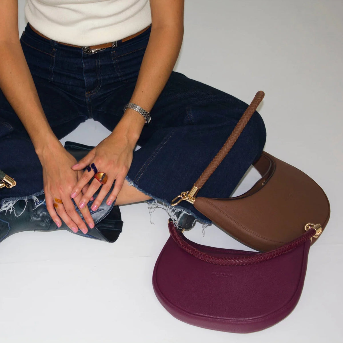 Camelia: La pieza más versátil

Se diseñó Camelia para ser esa bolsa que se adapta a cualquier plan. Es best seller porque te ofrece 3 formas de uso en una sola pieza:

Cruzada: Con su strap largo para los días de movimiento.

Al hombro: Con su asa trenzada a mano, el detalle artesanal que la hace única.

Efecto "Dumpling": Usa el ganchito interno para darle esa forma orgánica y compacta que tanto nos gusta.