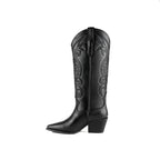 El estilo cowboy nunca pasará de moda! Ponte a la moda con la Bota Sandy piel negra. Diseñada con materia de primera calidad, esta bota western será tu mejor aliado para lucir con estilo. Sentirás la comodidad de la piel en tu piel para una experiencia excepcional.