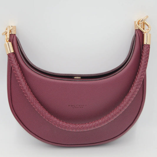 Camelia: La pieza más versátil

Se diseñó Camelia para ser esa bolsa que se adapta a cualquier plan. Es best seller porque te ofrece 3 formas de uso en una sola pieza:

Cruzada: Con su strap largo para los días de movimiento.

Al hombro: Con su asa trenzada a mano, el detalle artesanal que la hace única.

Efecto "Dumpling": Usa el ganchito interno para darle esa forma orgánica y compacta que tanto nos gusta.