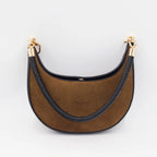 Camelia: La pieza más versátil

Se diseñó Camelia para ser esa bolsa que se adapta a cualquier plan. Es best seller porque te ofrece 3 formas de uso en una sola pieza:

Cruzada: Con su strap largo para los días de movimiento.

Al hombro: Con su asa trenzada a mano, el detalle artesanal que la hace única.

Efecto "Dumpling": Usa el ganchito interno para darle esa forma orgánica y compacta que tanto nos gusta.