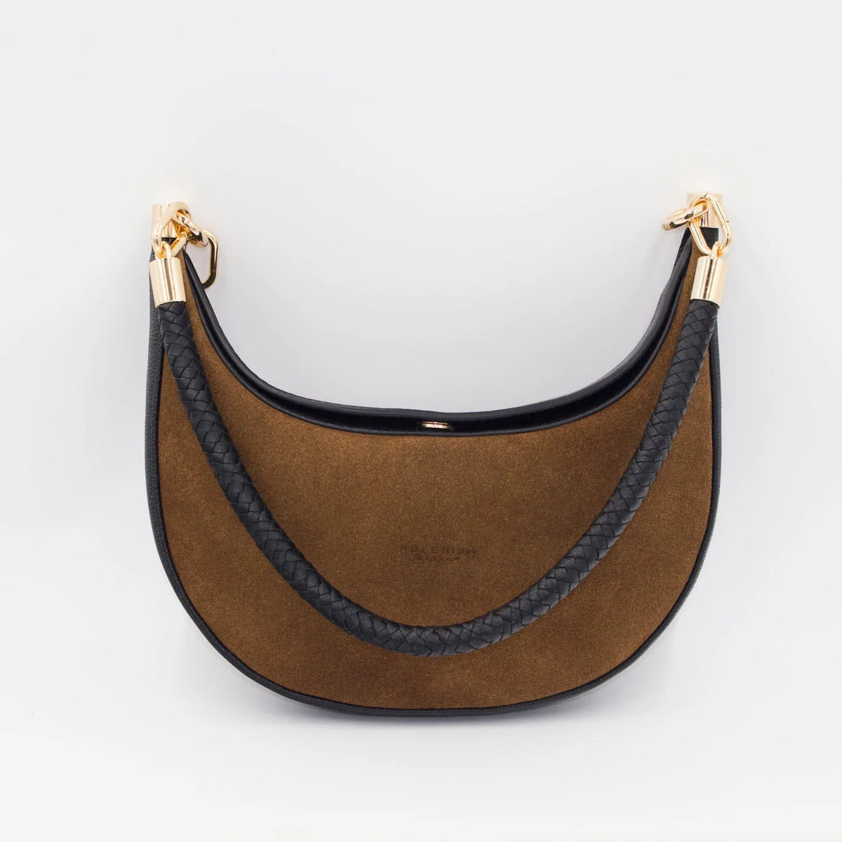 Camelia: La pieza más versátil

Se diseñó Camelia para ser esa bolsa que se adapta a cualquier plan. Es best seller porque te ofrece 3 formas de uso en una sola pieza:

Cruzada: Con su strap largo para los días de movimiento.

Al hombro: Con su asa trenzada a mano, el detalle artesanal que la hace única.

Efecto "Dumpling": Usa el ganchito interno para darle esa forma orgánica y compacta que tanto nos gusta.