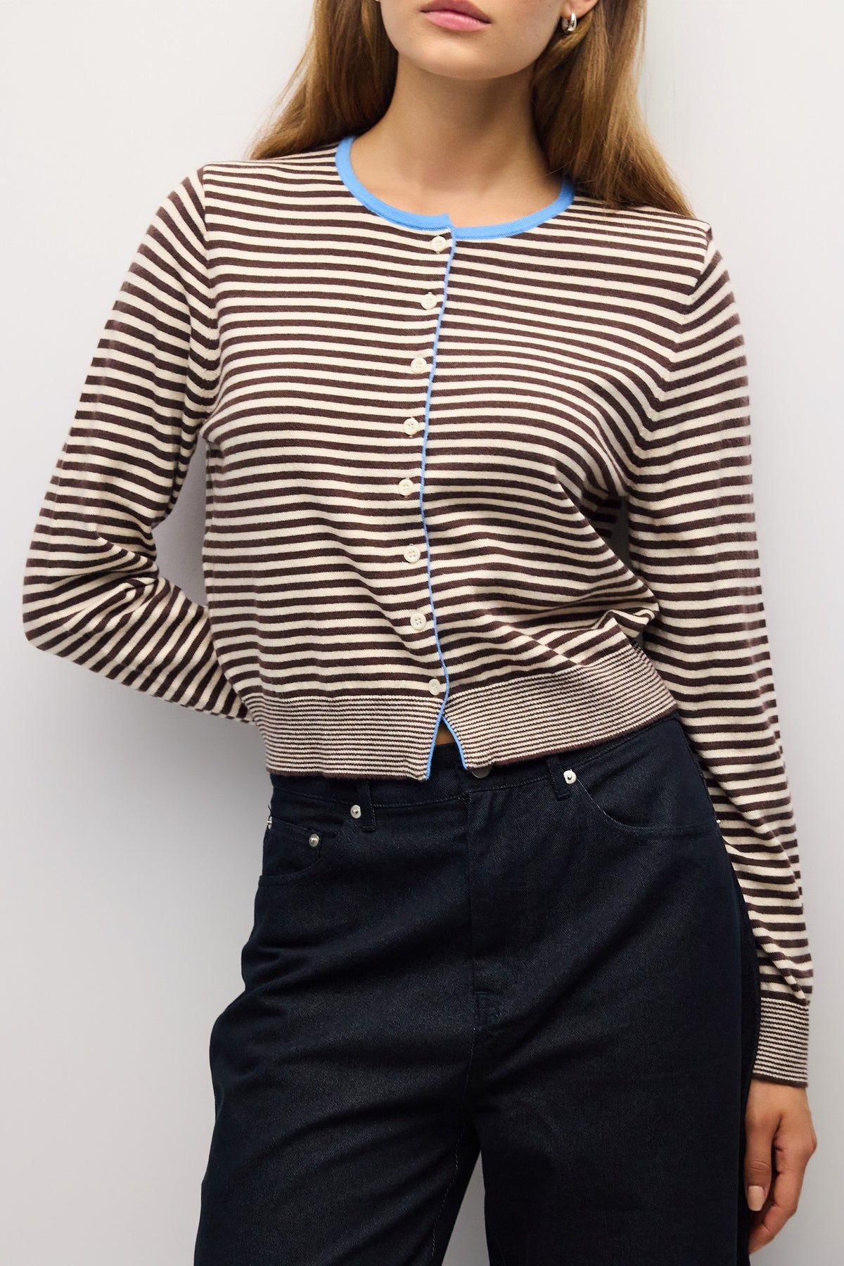 El Monty Cardigan es ligero, de punto a rayas y de manga larga. Su fit relajado, cierre de botones y sutil abertura en la parte baja del frente le dan ese toque effortless y cool. 

Composición: 50% acrílico, 28% poliéster, 22% nylon
