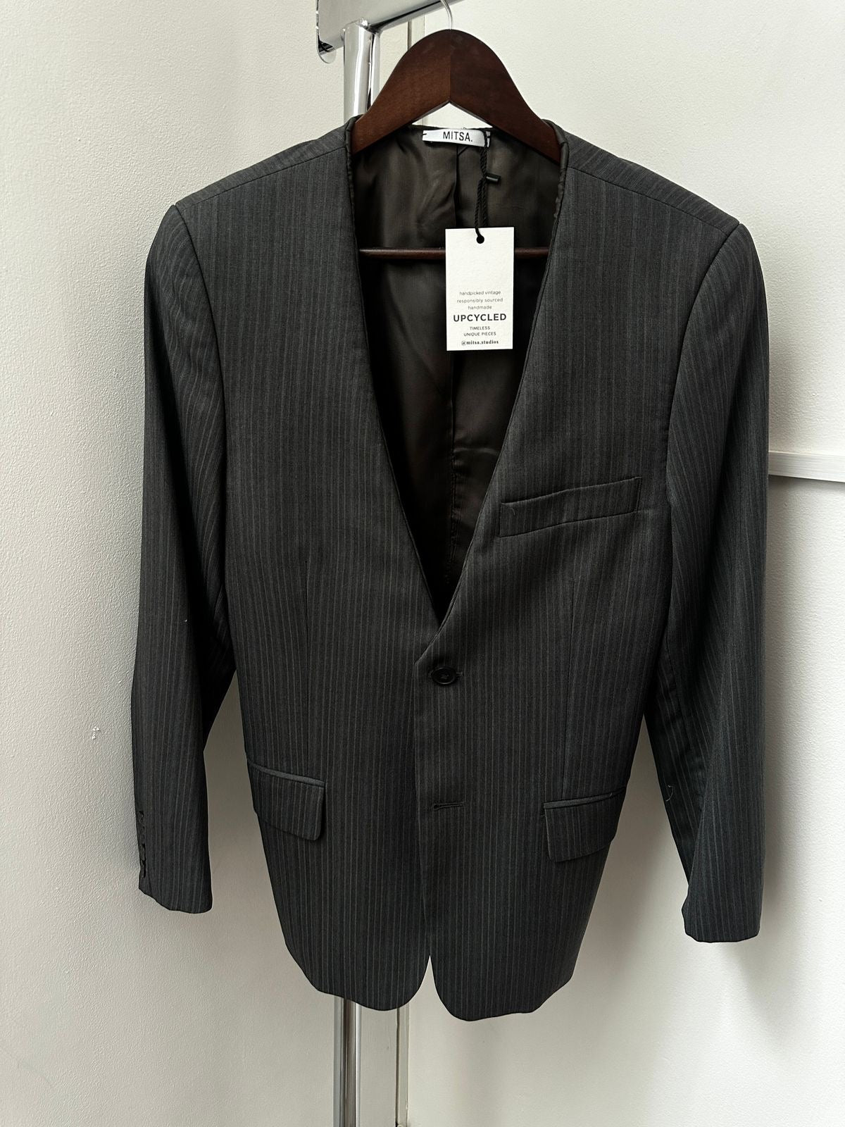 Suit Aoto